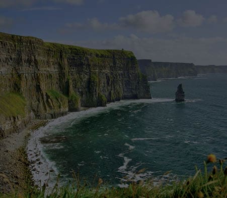photo famous cliffs of moher, castle tower, west coast of ireland